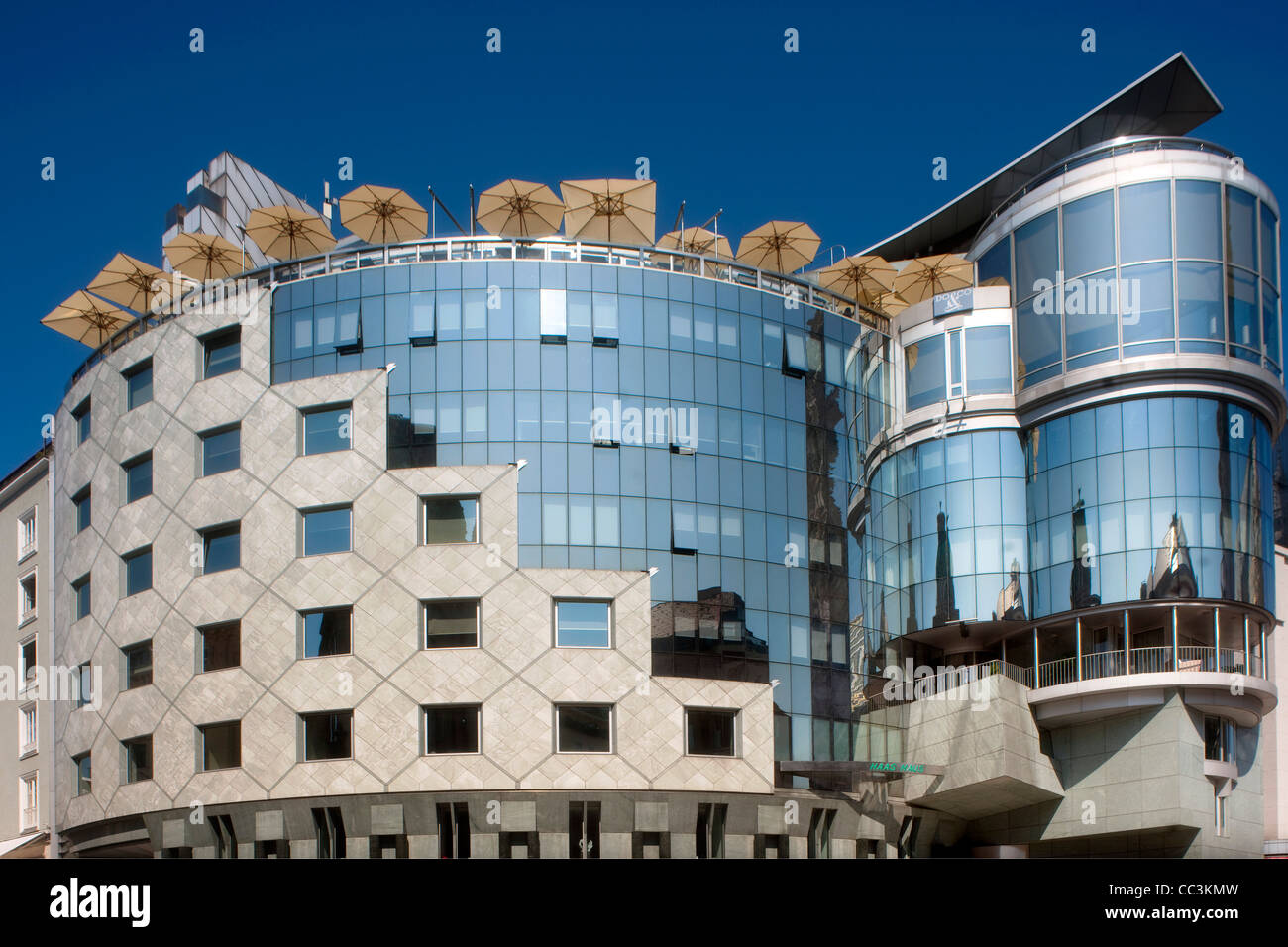 Österreich, Wien I, Stephansplatz, Fassade des Anfang der neunziger Jahre vom Architekten Hans Hollein entworfenen Haas-Haus Stock Photo