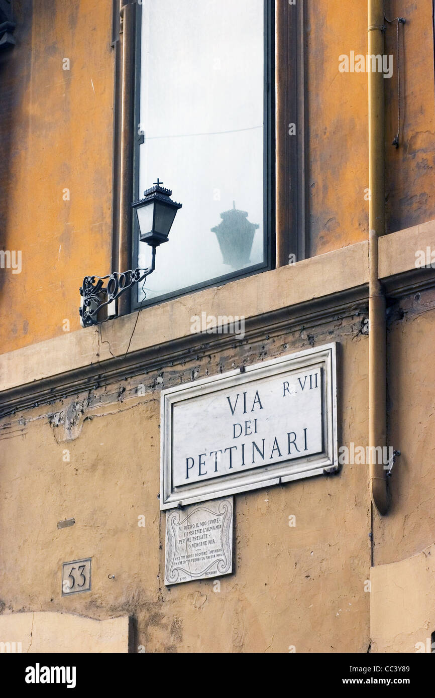 Lazio - Rome, Via Dei Pettinari. Targa Toponymy Stock Photo - Alamy