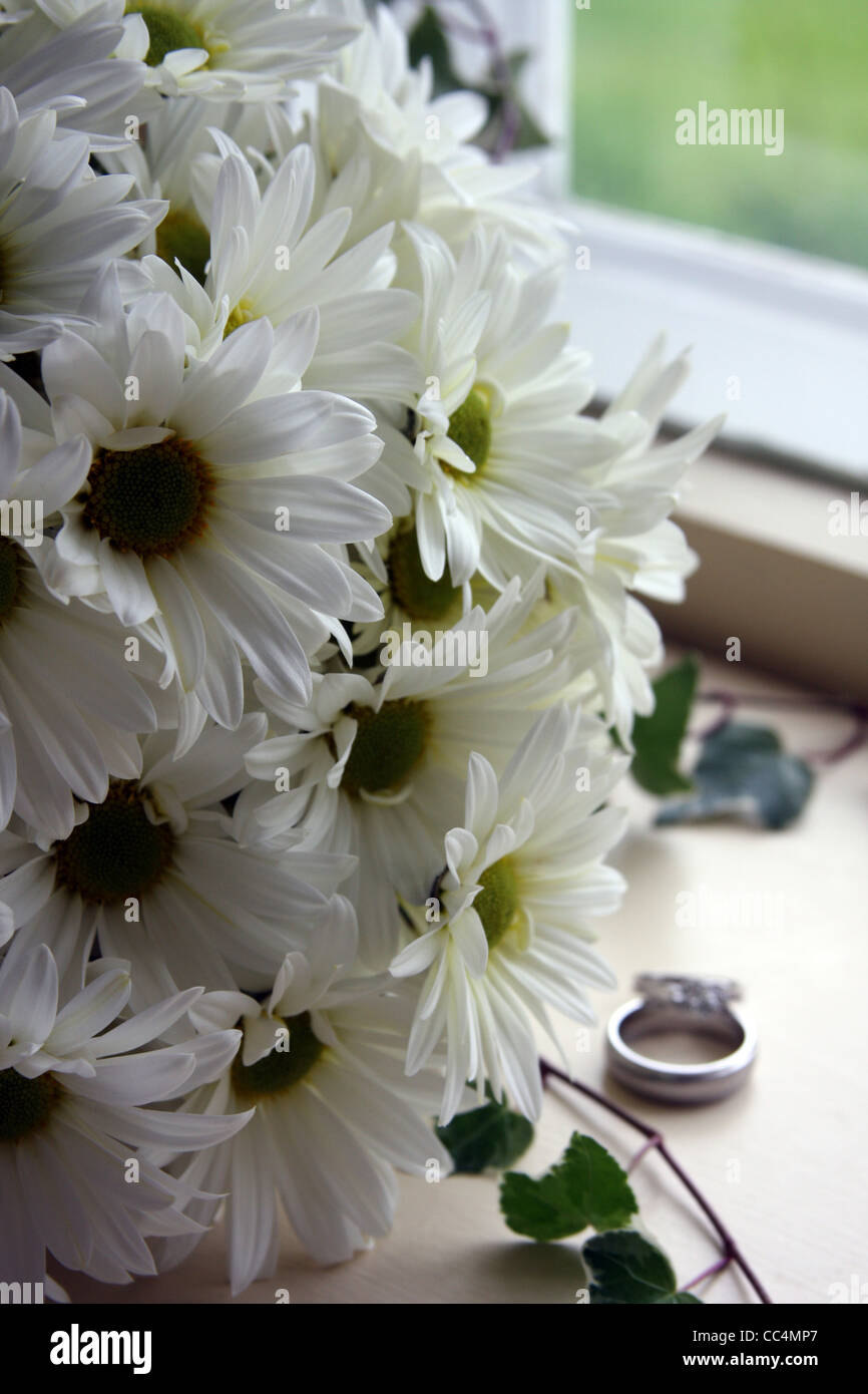 Bouquet Of Daisies Stud main image 1