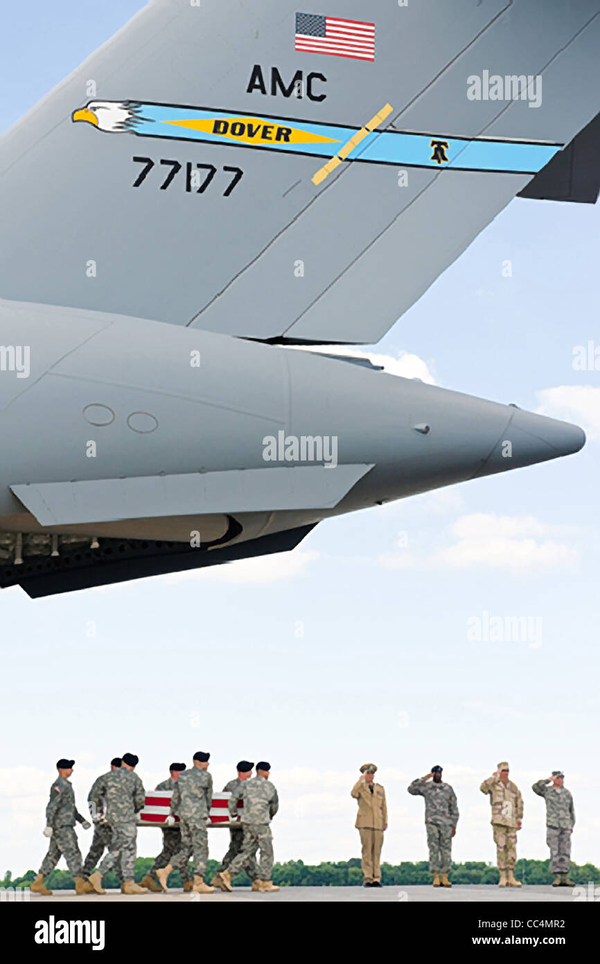 Navy Adm. Mike Mullen, Navy Rear Adm. James J. Shannon, Army Brig. Gen. Michael T. Harrison Sr. and Col. Manson Morris pay their respects as an Army carry team transfers the remains of Capt. Mark A. Garner July 8, 2009 at Dover Air Force Base, DE. Admiral Mullen is the chairman of the Joint Chiefs o Stock Photo