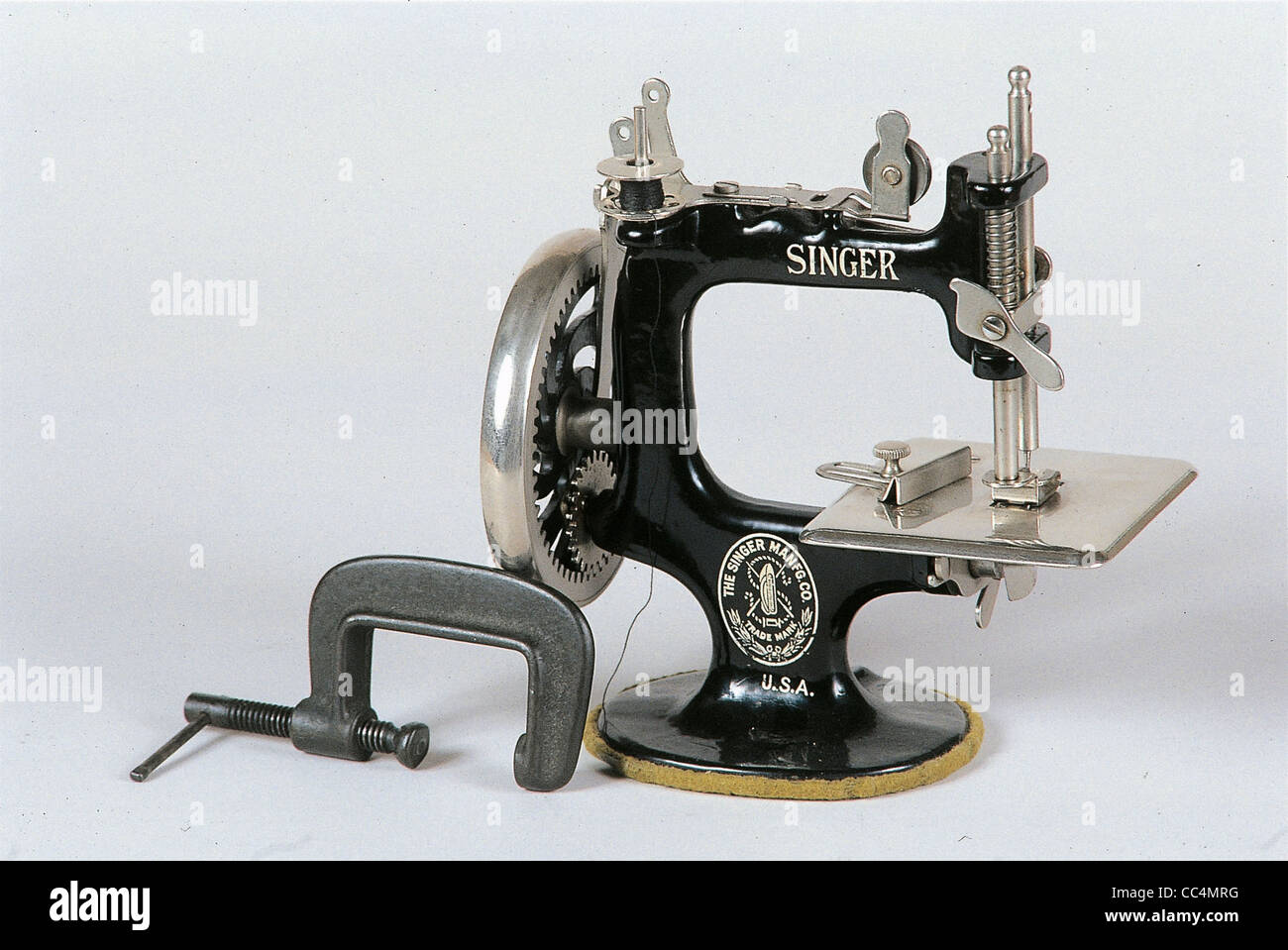 Collectables: Dolls Collection Accessories Sewing Machine Singer Stock  Photo - Alamy