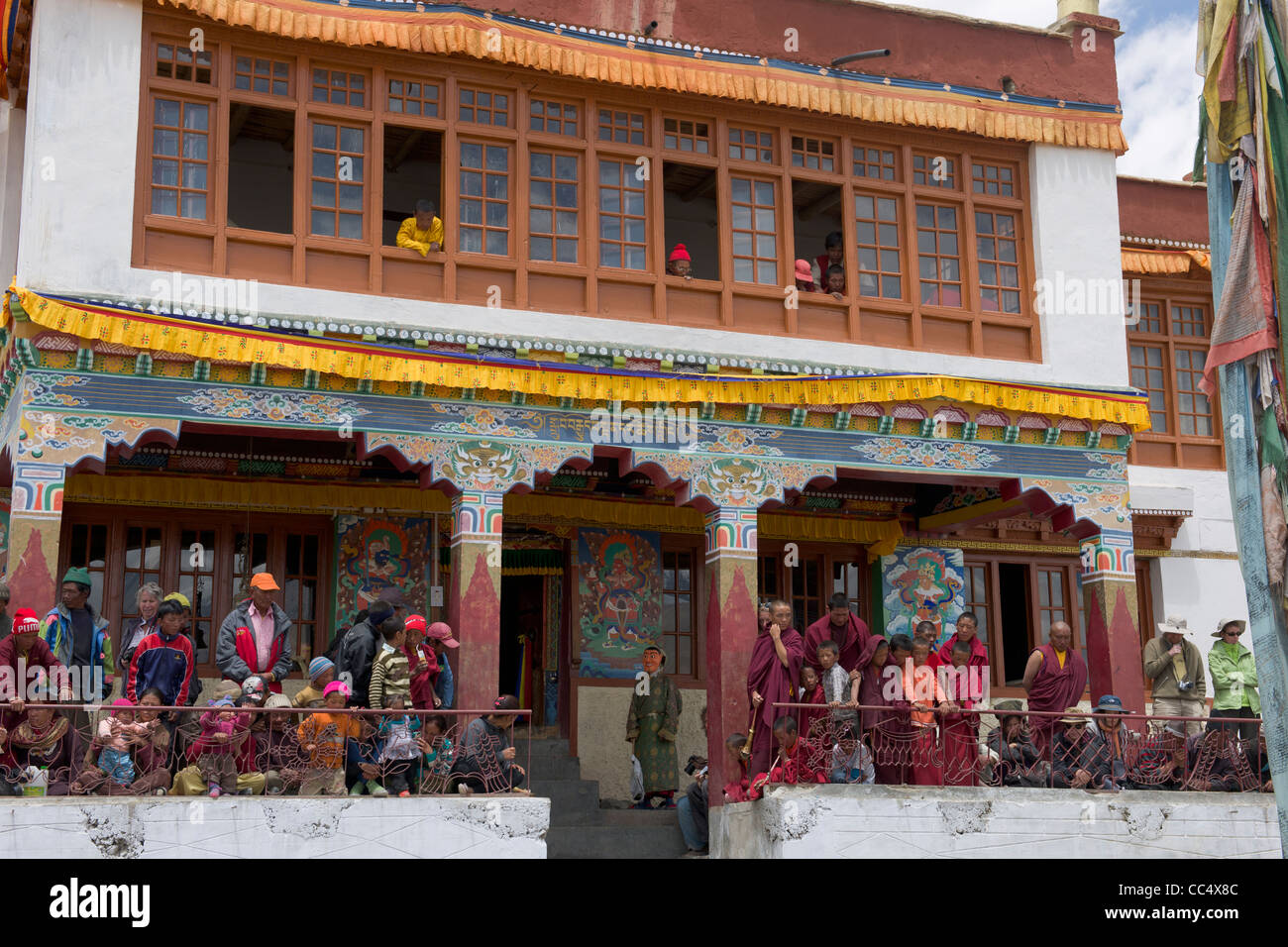 Monks and Chang-pa nomads watching the dancing at the Korzok Gompa, Korzok Gustor festival, Lake Tsomoriri, (Ladakh) Jammu & Kashmir, India Stock Photo