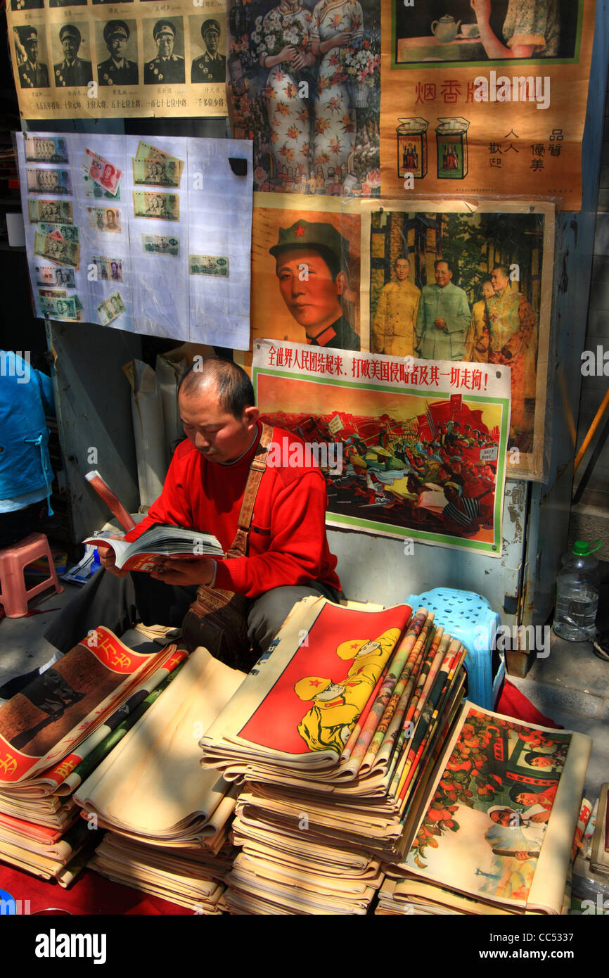 Street vendor selling bigcharacter posters in Panjiayuan Antique Market, Beijing, China Stock