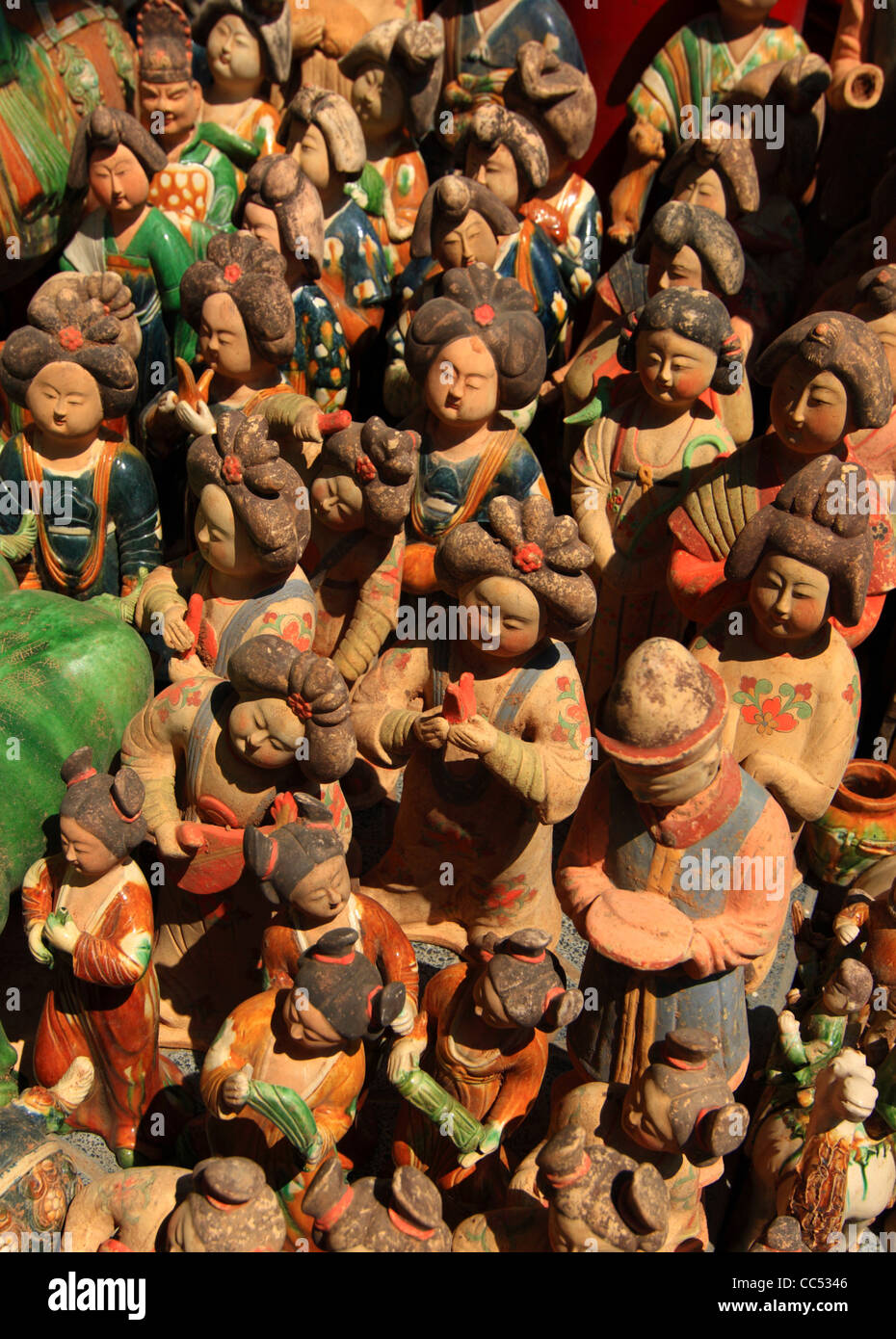 Tang Dynasty Tri-colored glazed figurines for sell, Panjiayuan Antique Market, Beijing, China Stock Photo