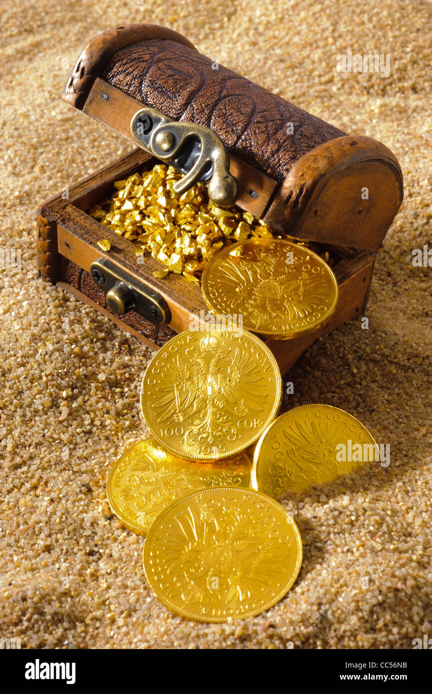 Treasure chest gold coins hi-res stock photography and images - Alamy