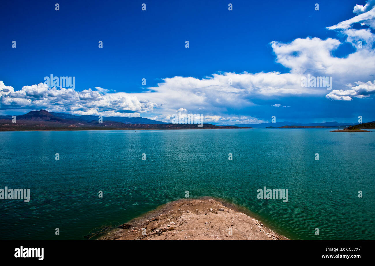 Roosevelt Lake boasts the largest lake in Central Arizona, consisting of 112 miles of shoreline, peaceful coves and 22,000 acres Stock Photo