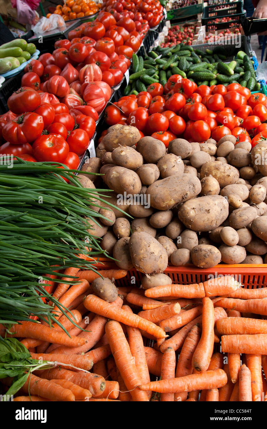 Fresh organic Fruits and vegetables in a farmers market Stock Photo - Alamy
