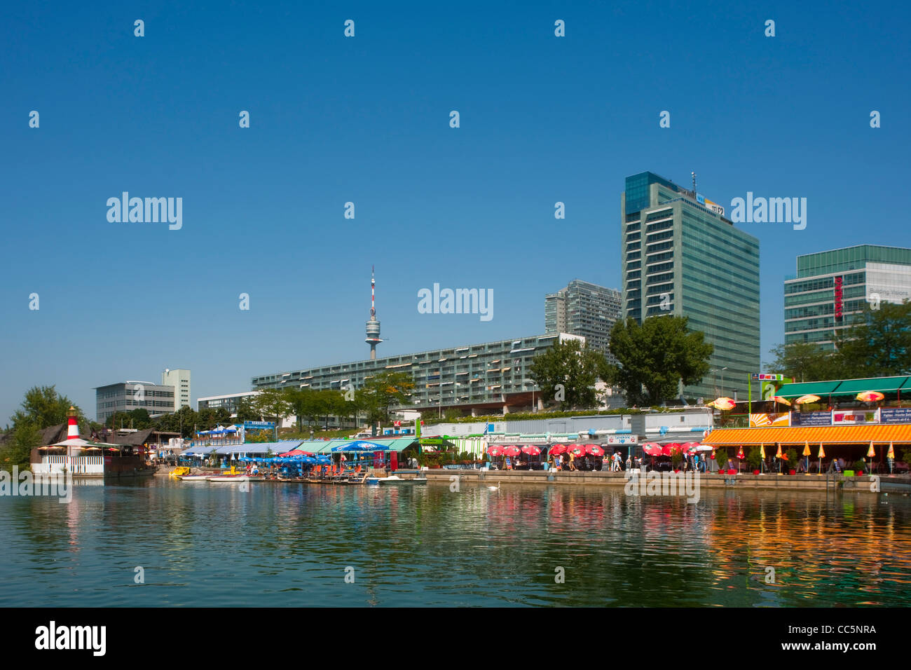 Österreich, Wien 22, Blick über Donau und Copa Kagrana auf UNO-City ( Donau City ). Stock Photo