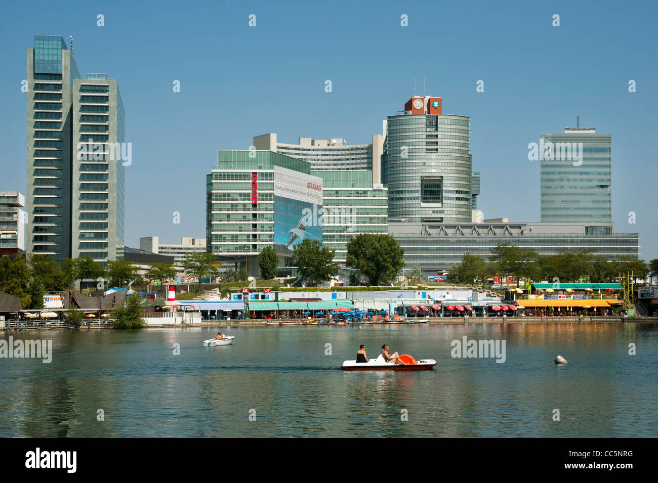 Österreich, Wien 22, Blick über Donau und Copa Kagrana auf UNO-City ( Donau City ). Stock Photo