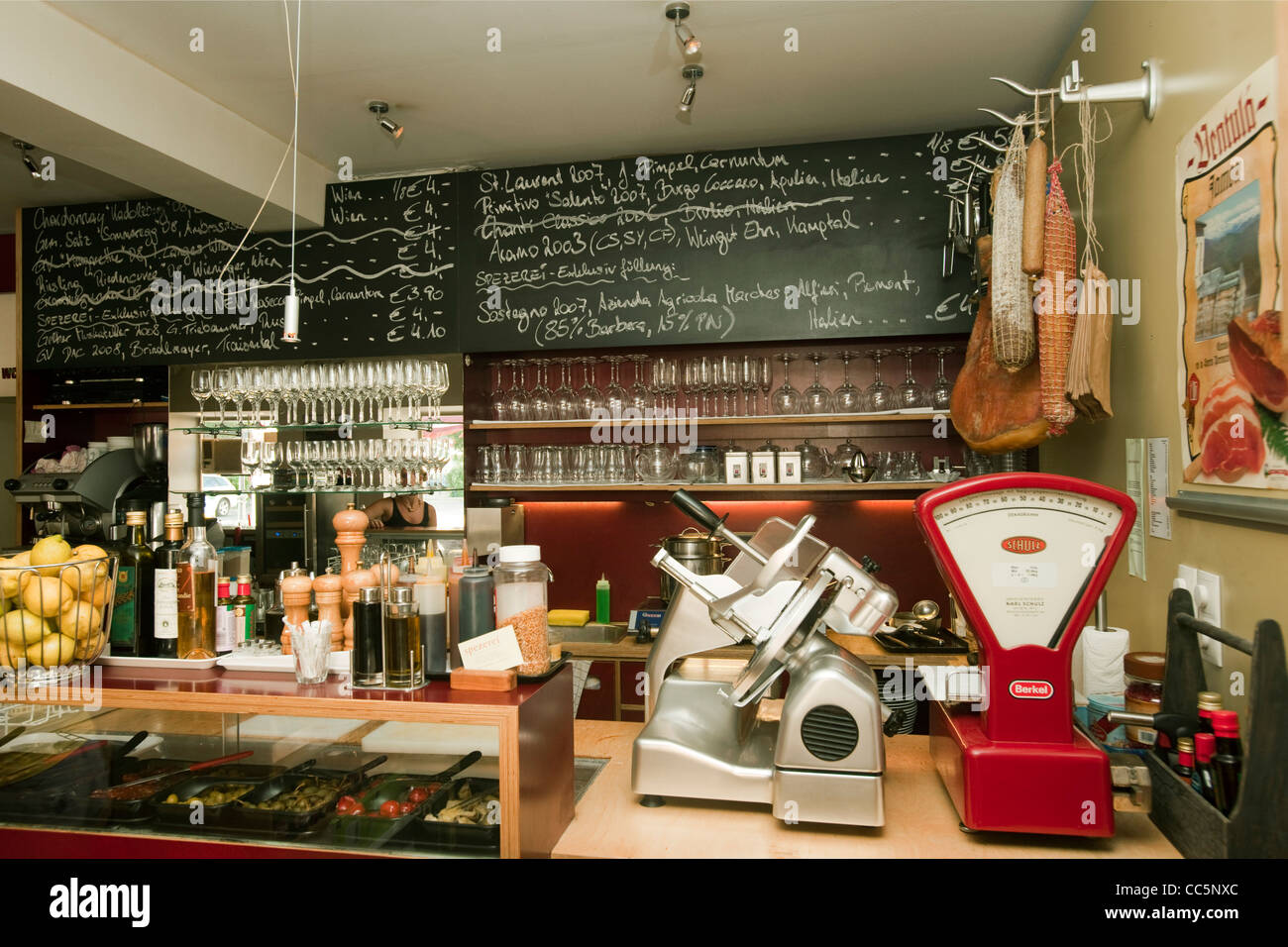 Österreich, Wien 2, Spezerei, Karmeliterplatz 2. Weine und Spezialitäten und eine Bar mit kleinen Gerichten. Stock Photo