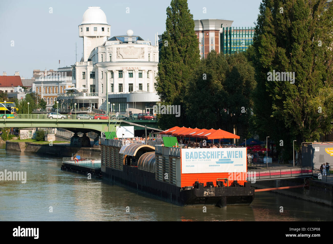 Österreich, Wien 1, Donaukanal am Franz Josefs-Kai mit Badeschiff und Urannia im Hintergrund. Stock Photo