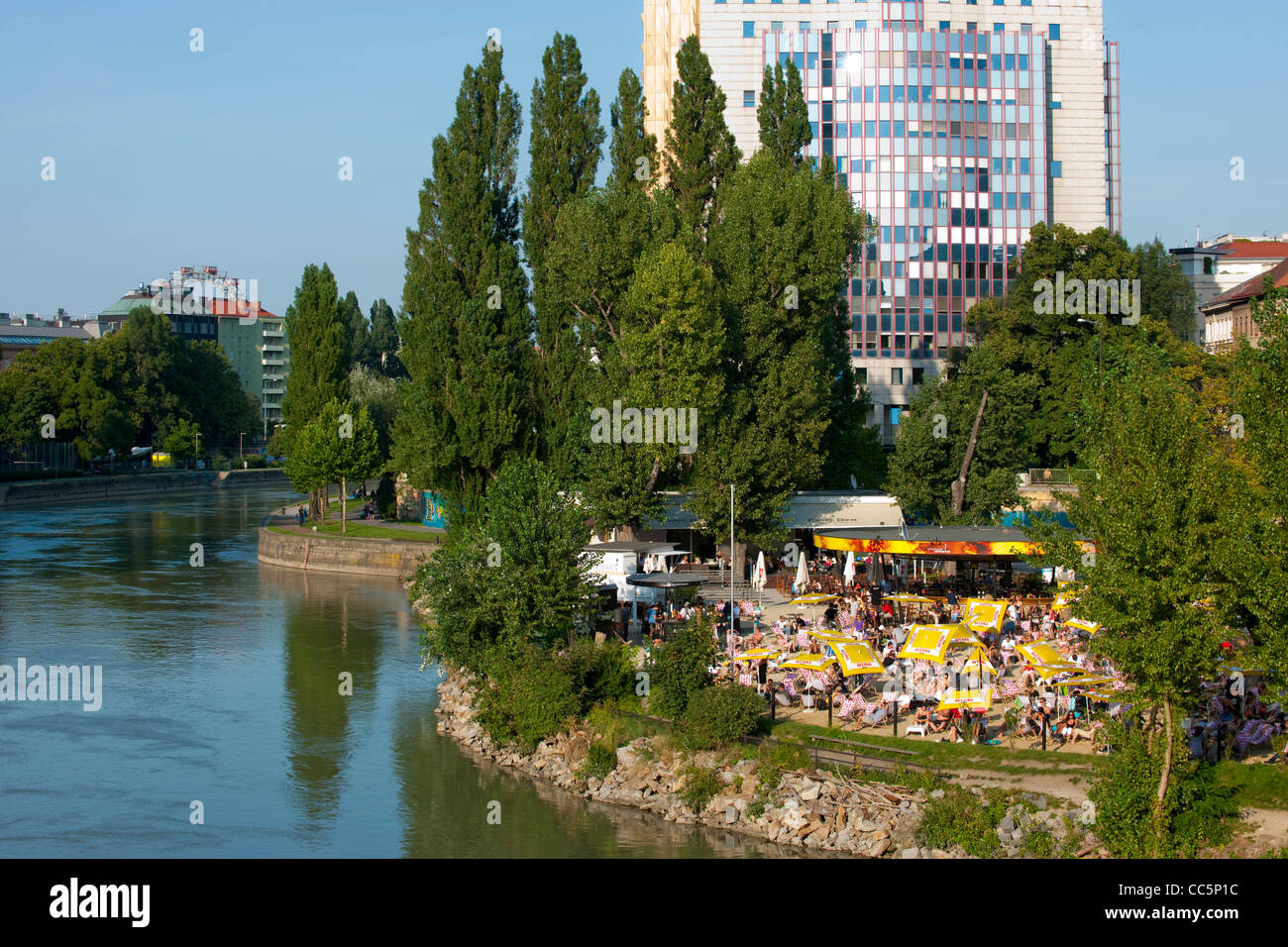 Österreich, Wien I, Donakanal mit der Strandbar Herrmann im Herrmannpark bei der Urania, im Hintergrund der 'Rechnungshof', Stock Photo