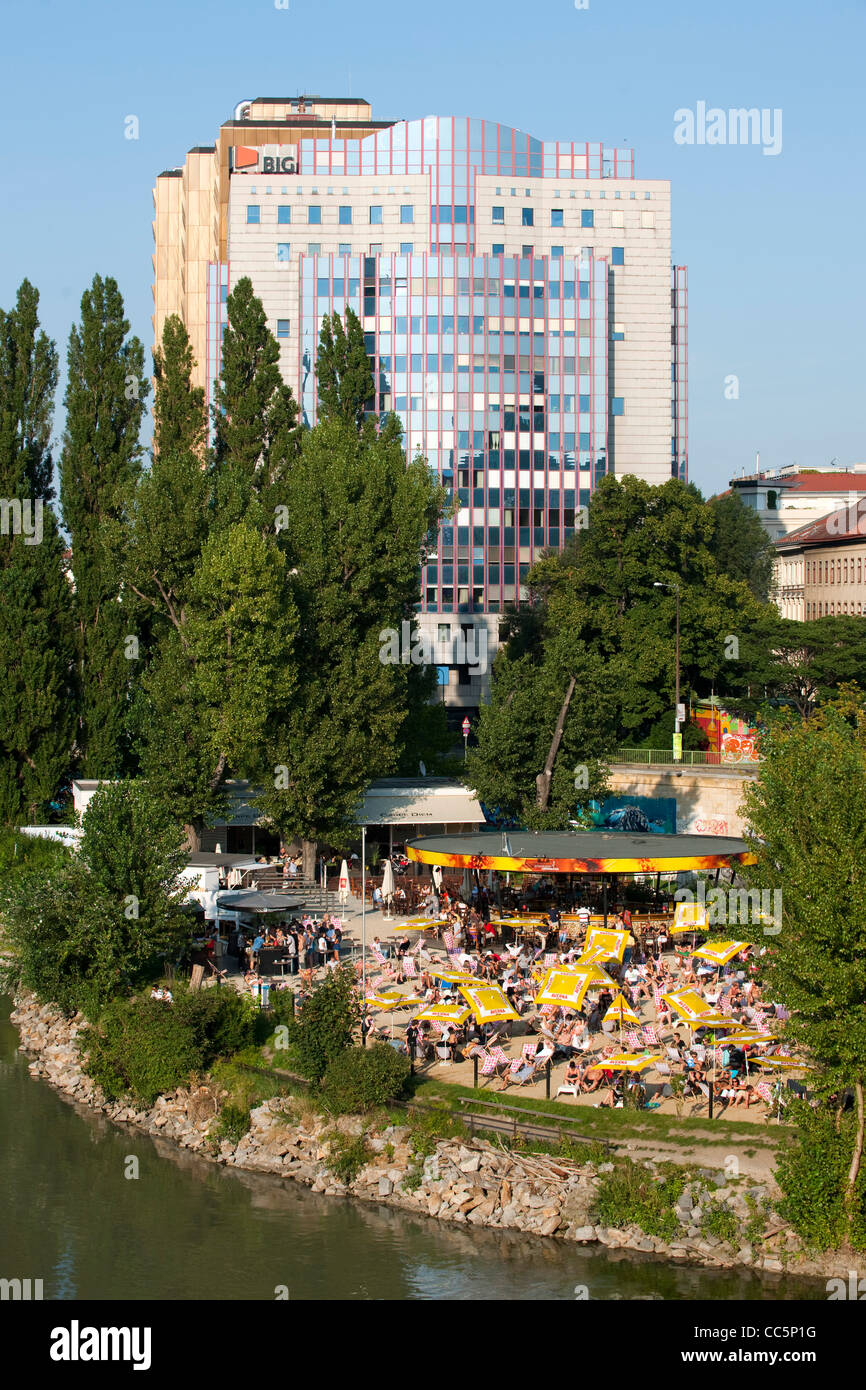 Österreich, Wien I, Donakanal mit der Strandbar Herrmann im Herrmannpark bei der Urania, im Hintergrund der 'Rechnungshof', Stock Photo