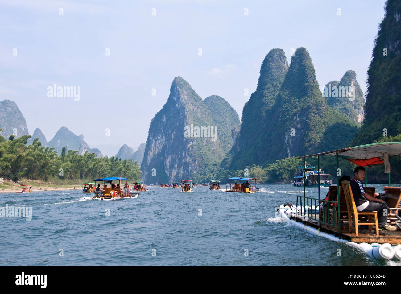 Wood rafts on Li river between Guilin and  Yangshuo, Guangxi province - China Stock Photo