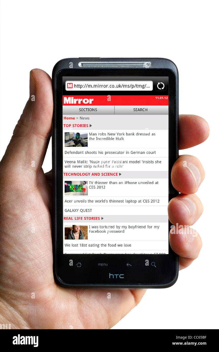 Browsing The Mirror online newspaper site on an HTC smartphone Stock Photo