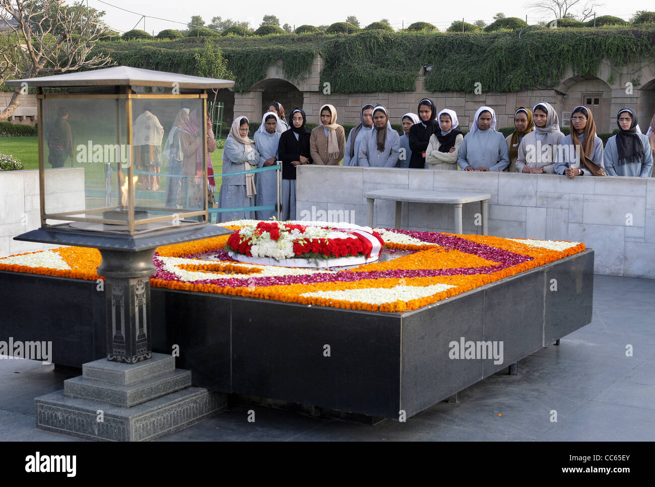India, New Delhi: Catholic Nuns commemorate Mahatma Gandhi at his grave site memorial cremation ghat in New Delhi Stock Photo