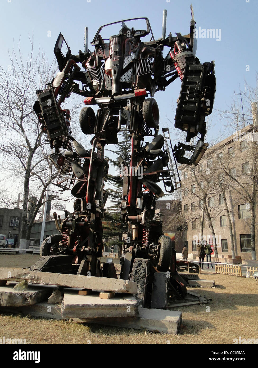 Giant robot sculpture, 751 Art Zone, Beijing, China Stock Photo - Alamy