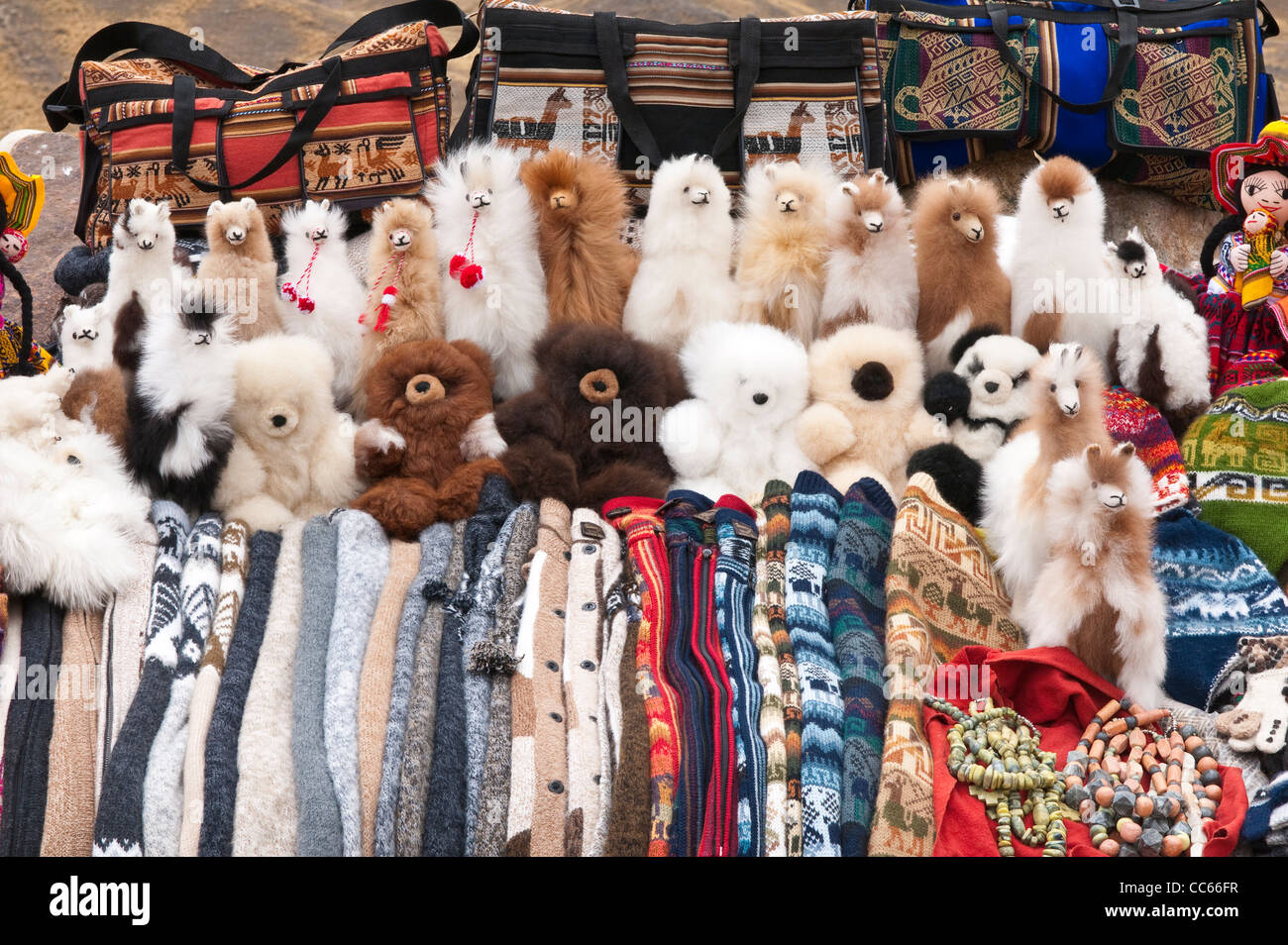 Peru. Feliz Viaje. Local souvenir vendors at the artisan market Puno les desea feliz viaje pass, Puno, Peru Stock Photo