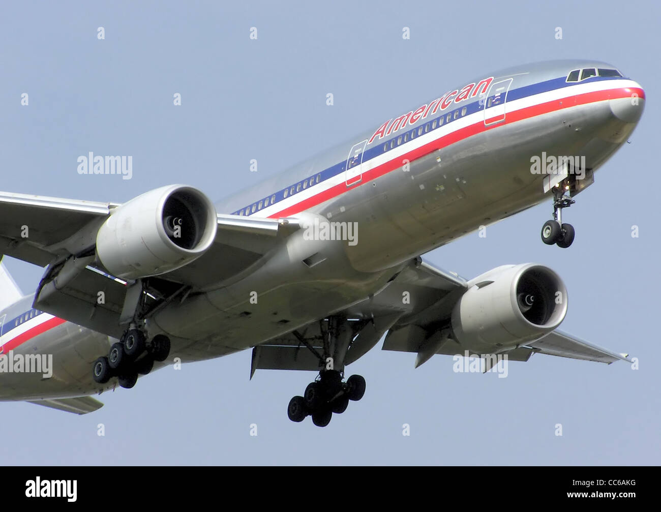 American airlines boeing 777 200er n780an landing at london heathrow airport hires stock American airlines boeing 777 200er n780an landing at london heathrow airport hires stock