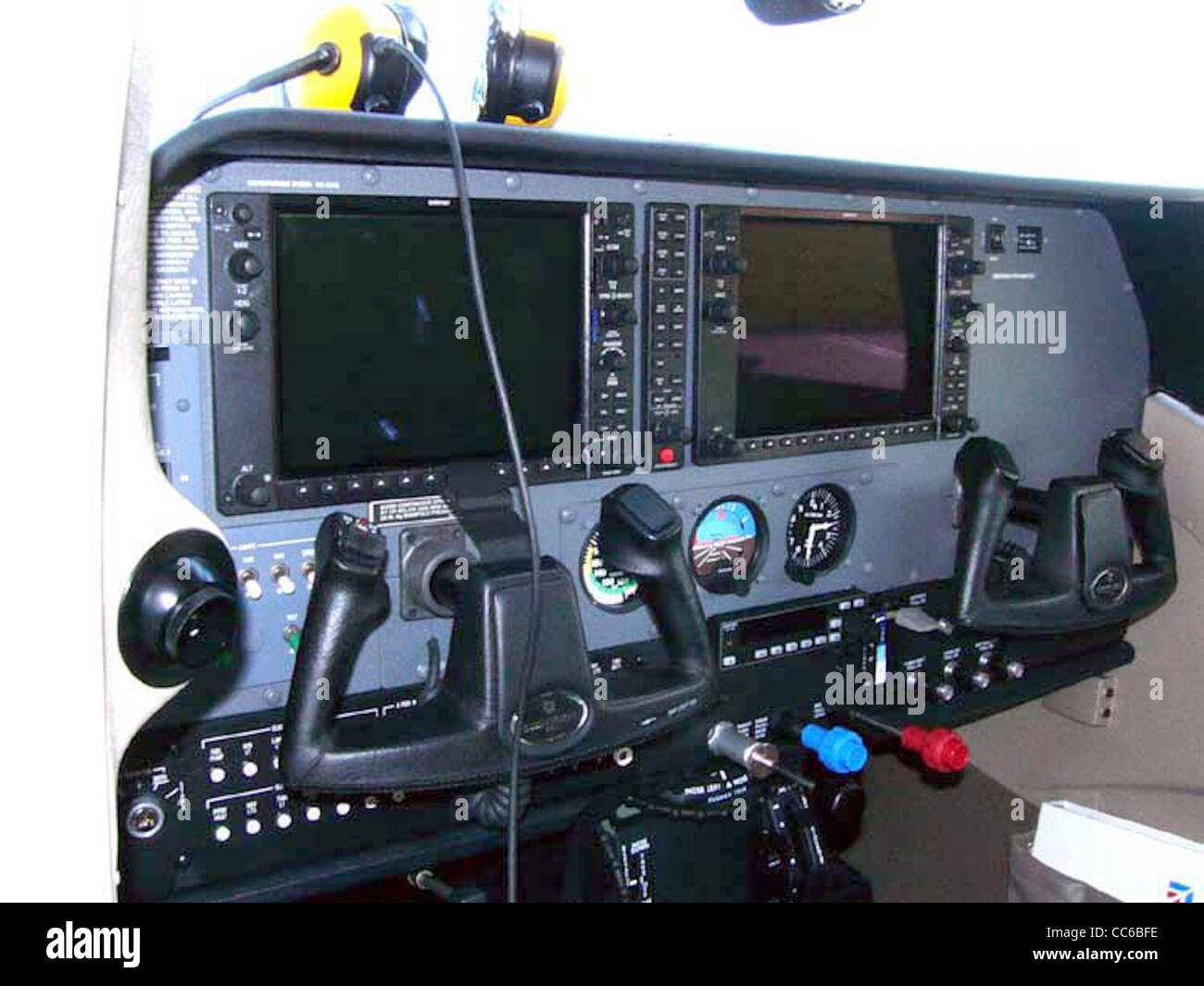 2005 model Cessna 206H Stationair instrument panel with the Garmin G1000 "glass  cockpit Stock Photo - Alamy