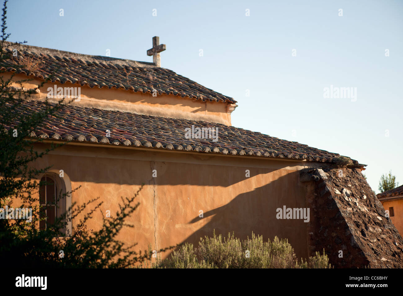 An old church sits in the town of Roussillon, in Lubéron, France Stock Photo
