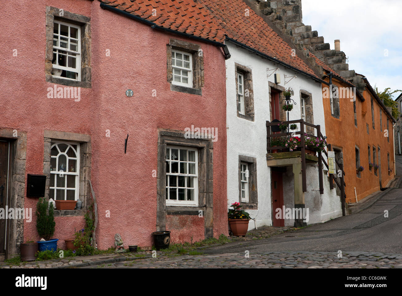 Coloured houses and cobbled streets of Culross in Fife, Scotland Stock Photo