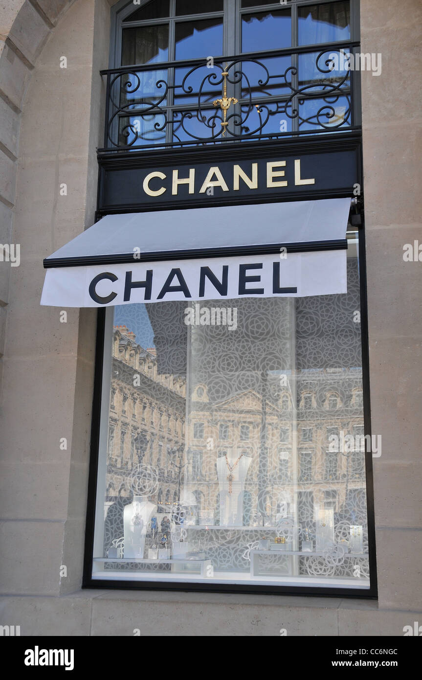 Chanel store front hi-res stock photography and images - Alamy