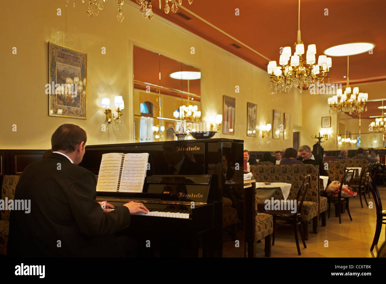 Österrreich, Wien 9, Währinger Straße 68, Cafe Weimar. Das Haus wurde 1880 von Hellmer & Fellner errichtet Stock Photo