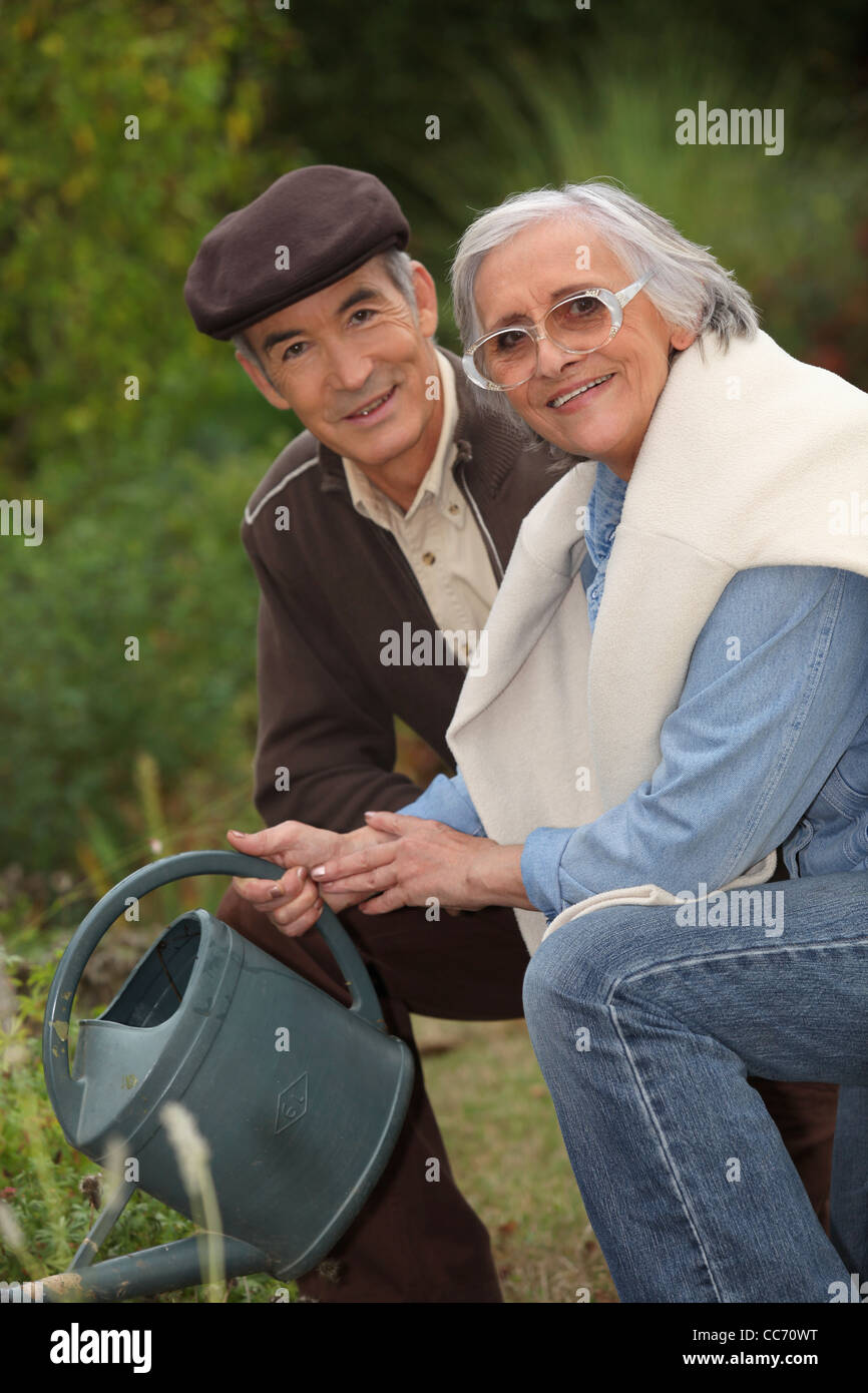 elderly couple gardening Stock Photo - Alamy