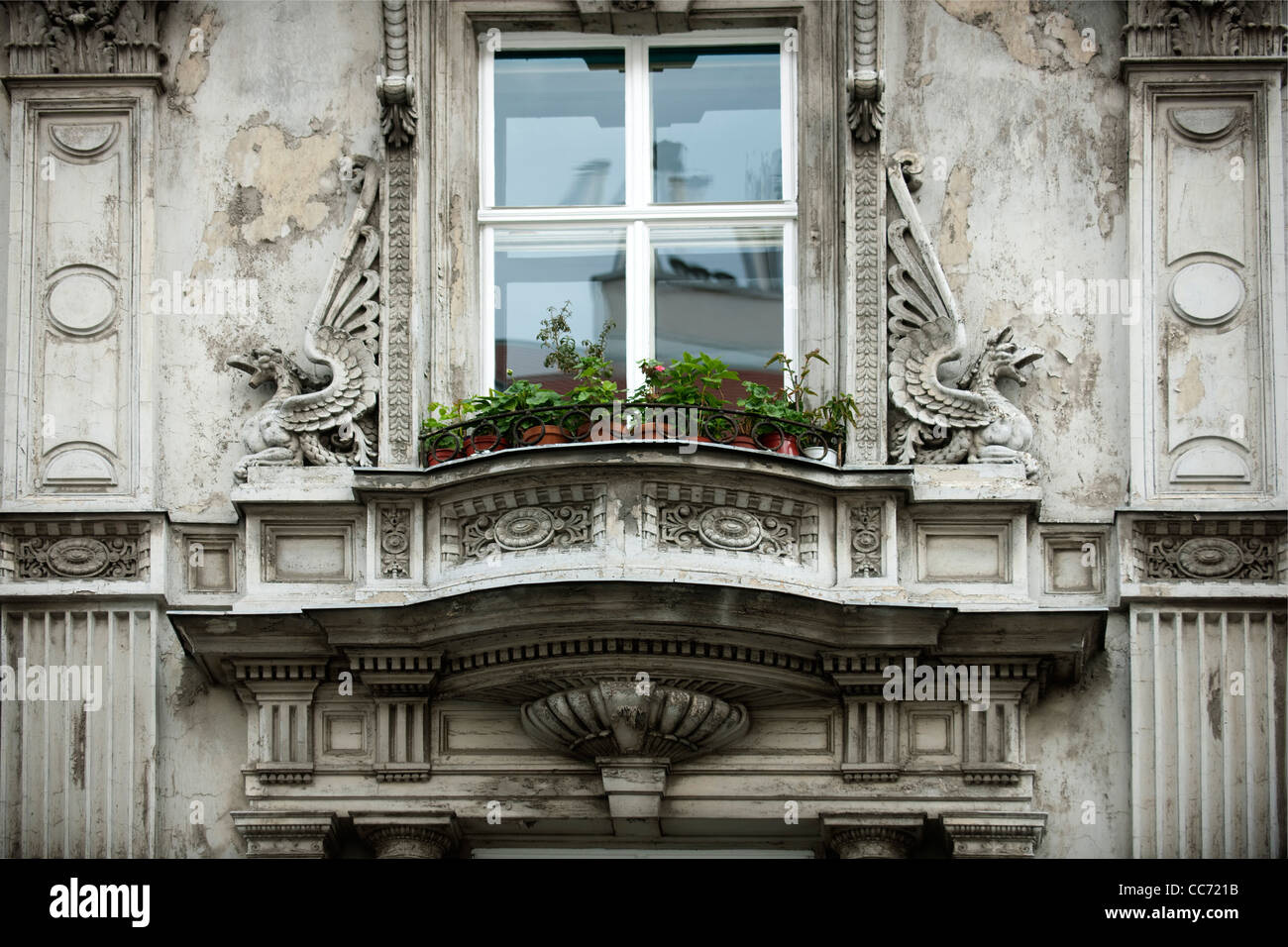 Österreich, Wien 4, Schönbrunner Strasse 1, Drachenschmuck an der Fassade Stock Photo