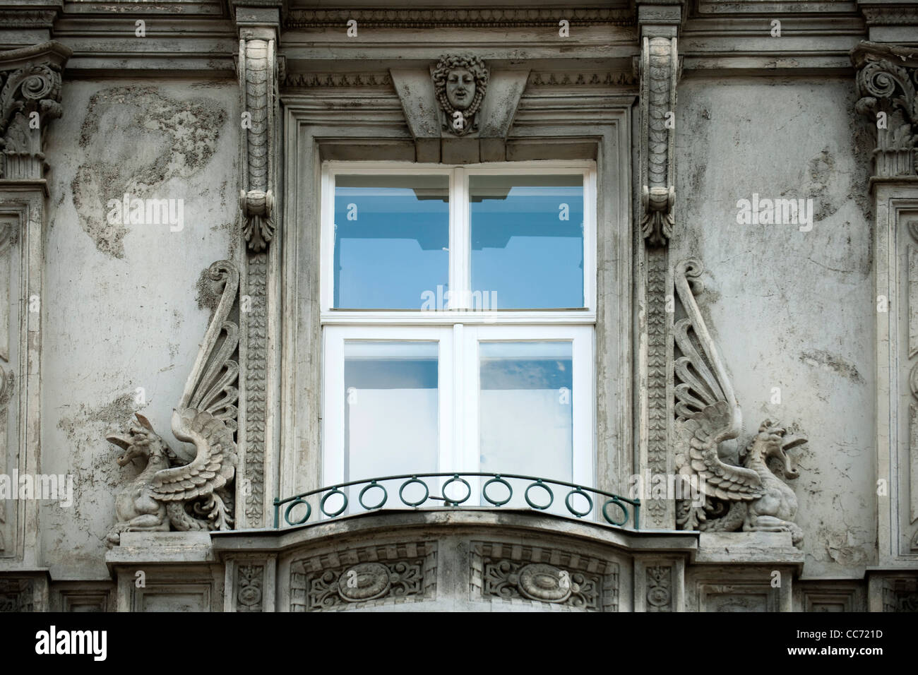 Österreich, Wien 4, Schönbrunner Strasse 1, Drachenschmuck an der Fassade Stock Photo