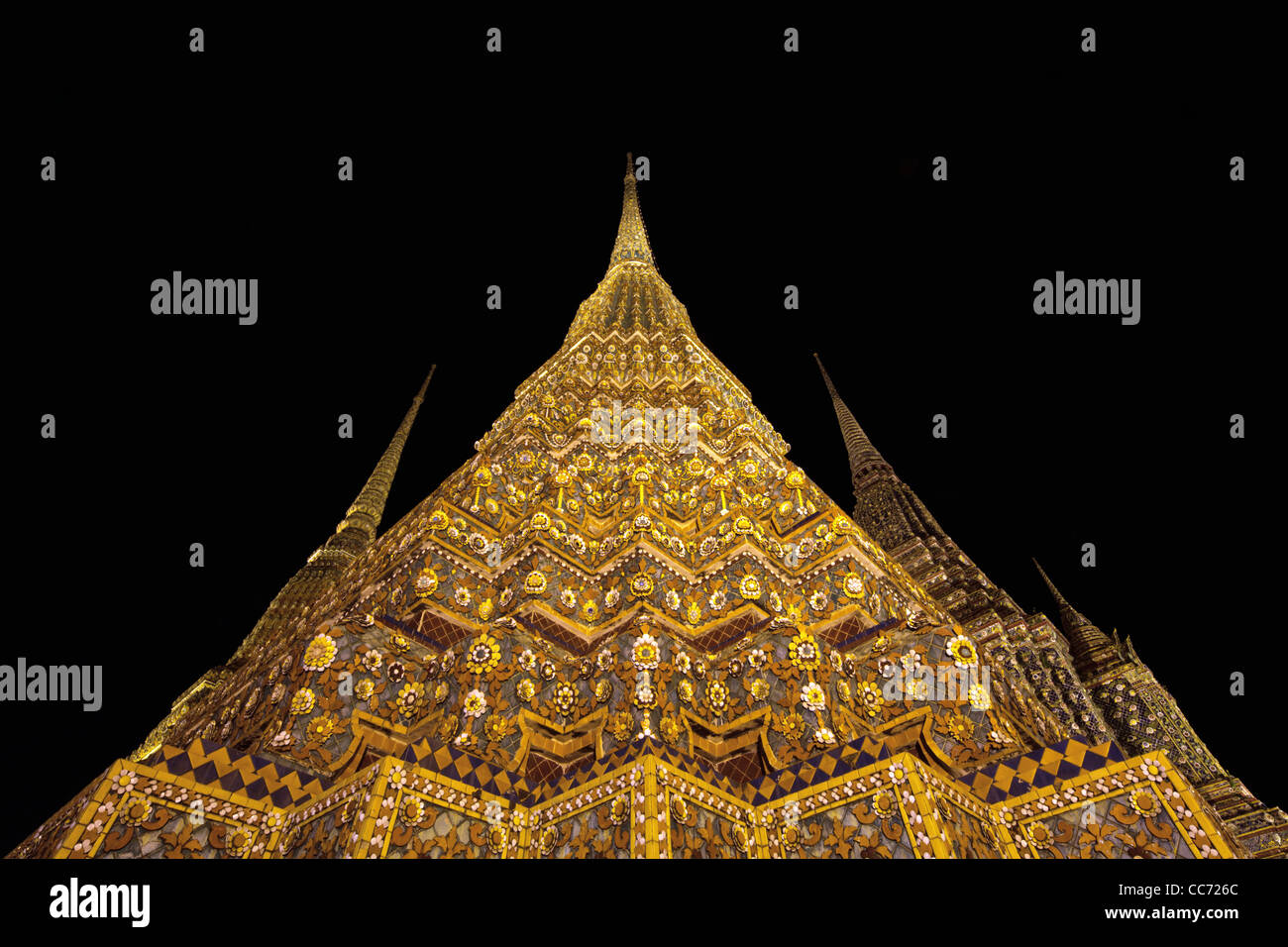 Bangkok temple at night Stock Photo - Alamy