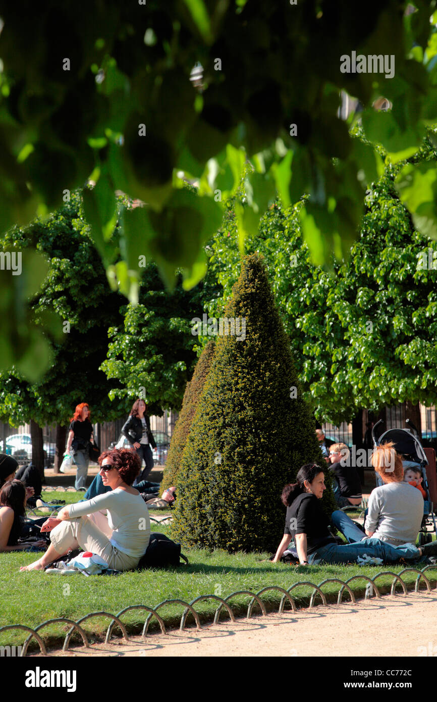 France, Paris, People relax in the garden of Place des Vosges Stock Photo