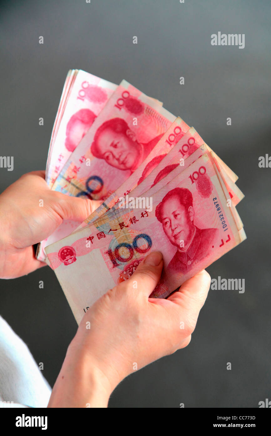 France Paris Hands With 100 Chinese Yuan Bills Stock Photo Alamy france-paris-hands-with-100-chinese-yuan-bills-stock-photo-alamy
