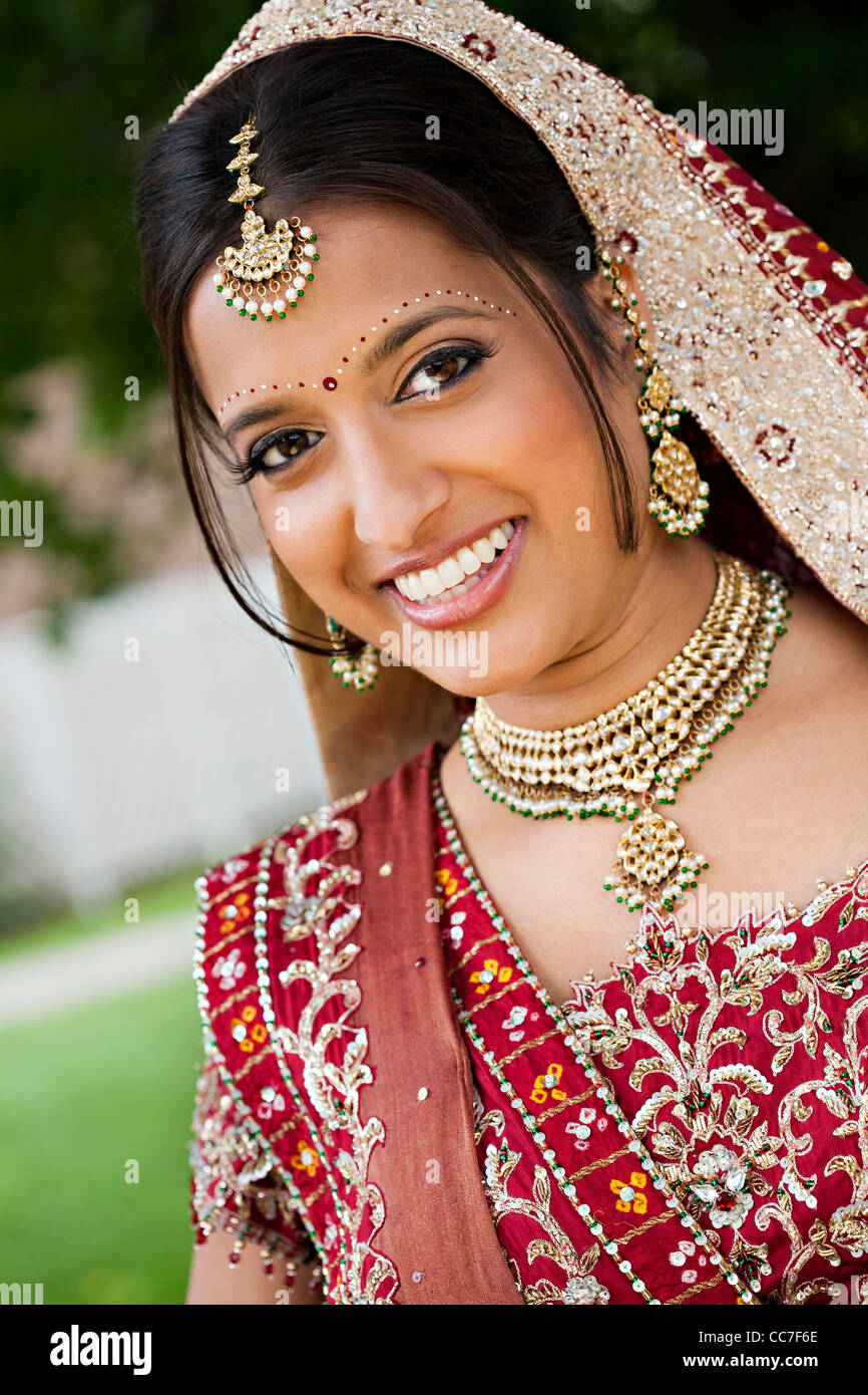 Smiling Indian woman in traditional wedding clothing Stock Photo - Alamy
