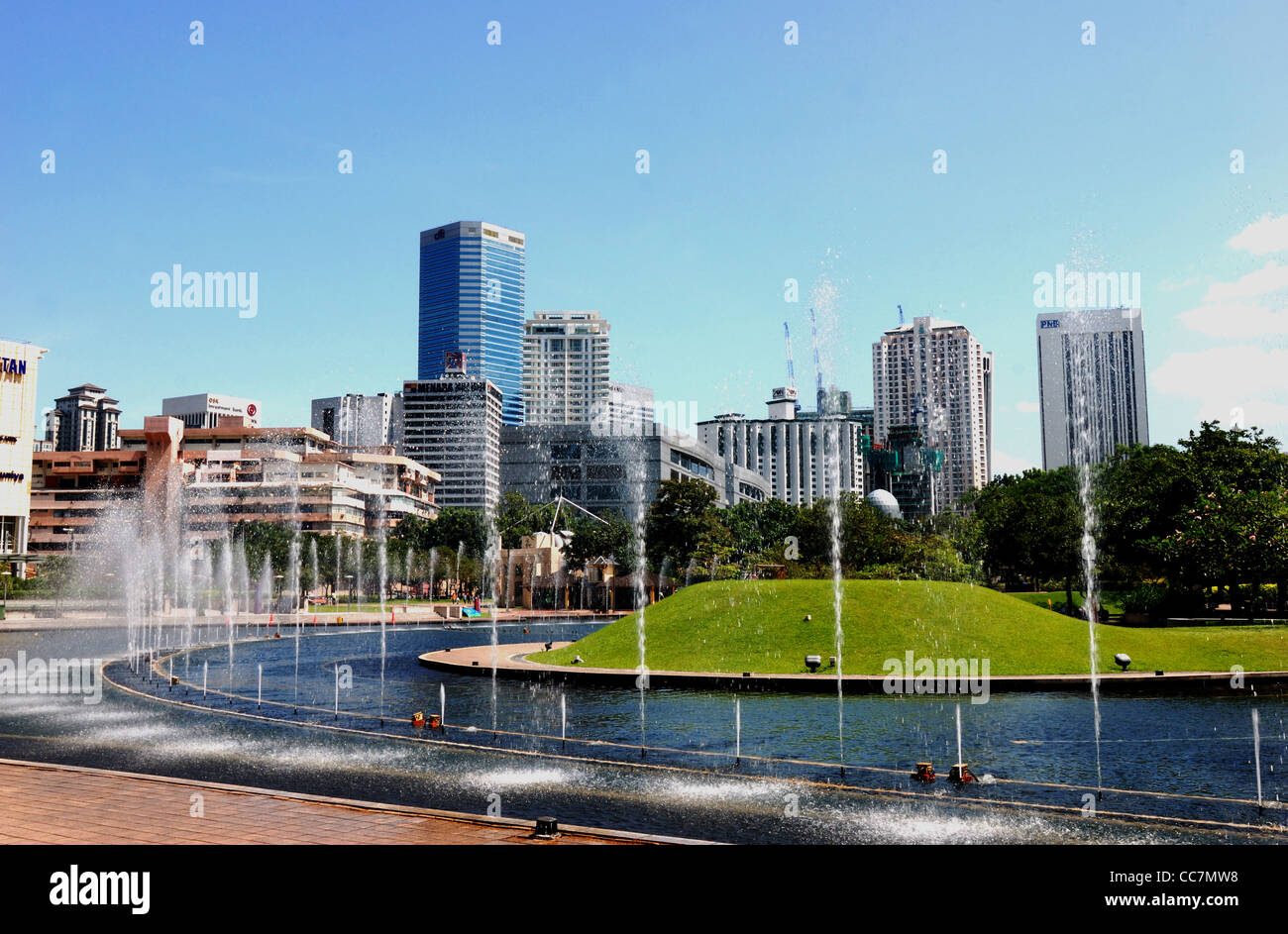 Water fountain view of Kuala Lumpur skyline Stock Photo Alamy