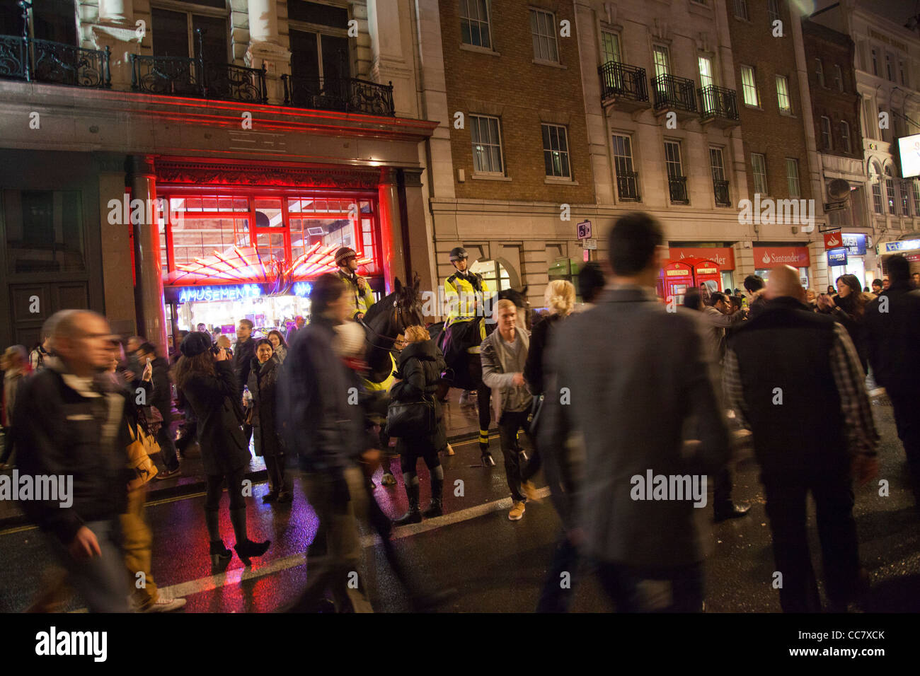 Crowd of people london strand hi-res stock photography and images - Alamy