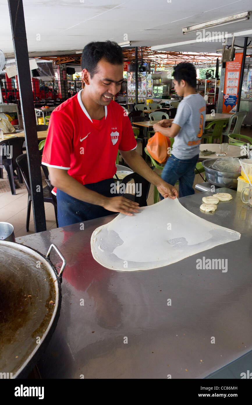man making roti canai in Kulala Lumpur street side stall Stock Photo