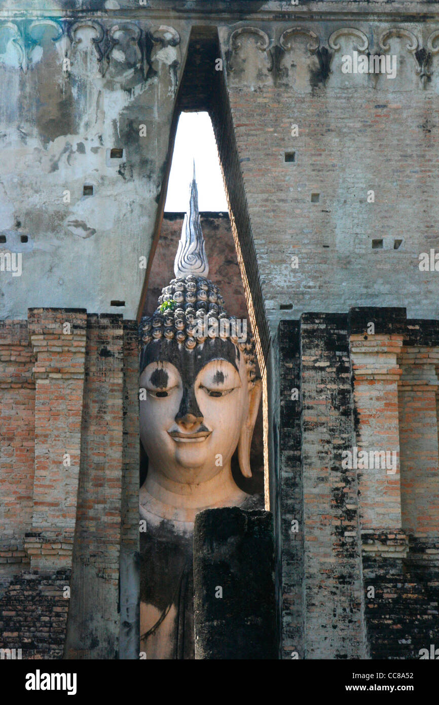 Buddha figure inside the 'Wat Si Chum' temple. Sukhothai Historical park, Thailand. Stock Photo