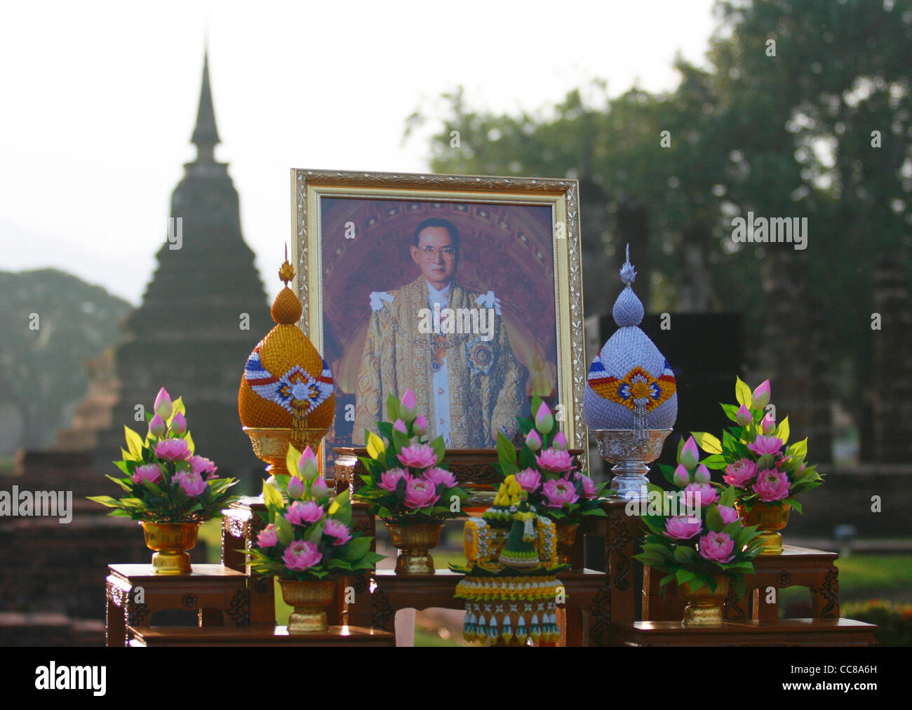 Tribute to king 'Rama IX' (Bhumibol Adulyadej) in occasion of the'Loi Krathong' festival in the Sukothai Historical park, Thailand. Stock Photo