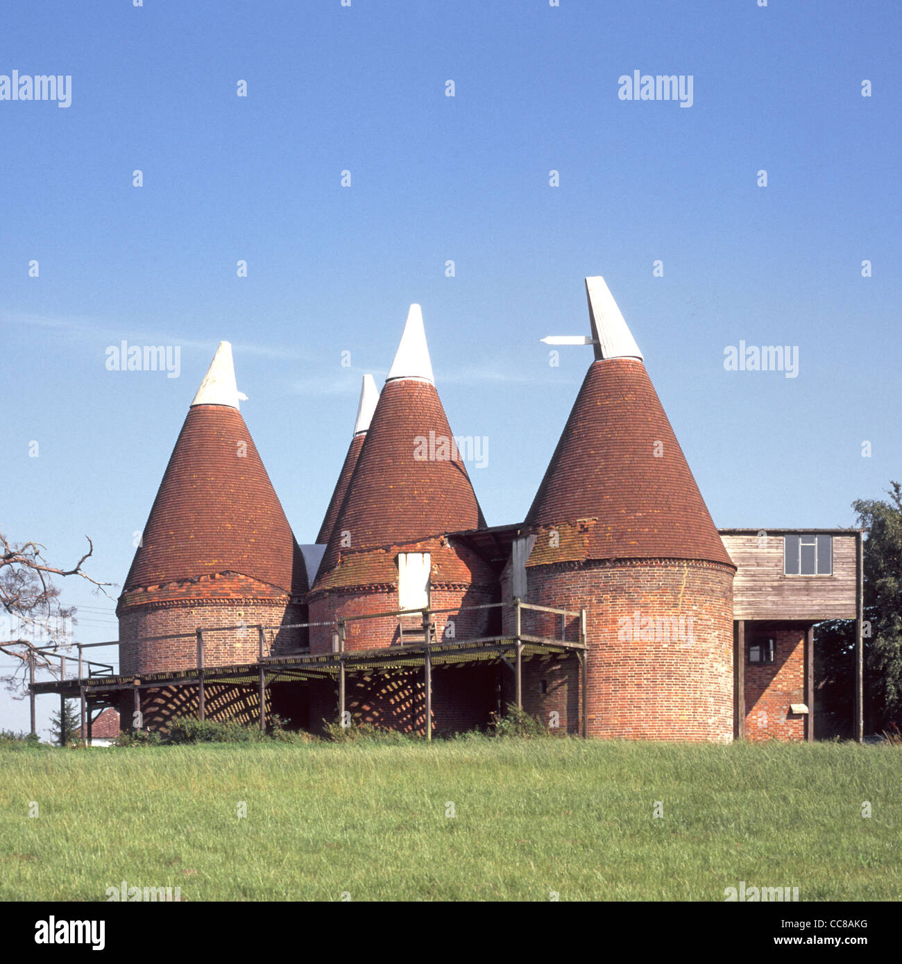 Bygone history view of Oast house used for kiln drying of hops in beer brewing process near Horsmonden village set in Kent English countryside UK Stock Photo