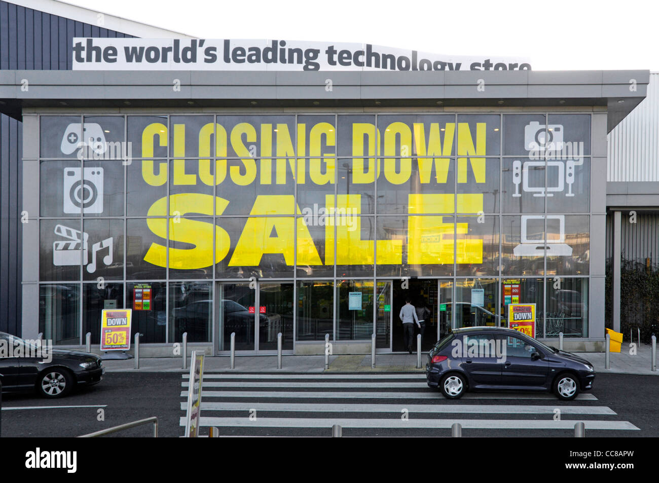 Best Buy electrical technology store big closing down sale sign above shop front entrance Lakeside Retail Park West Thurrock Essex England UK Stock Photo