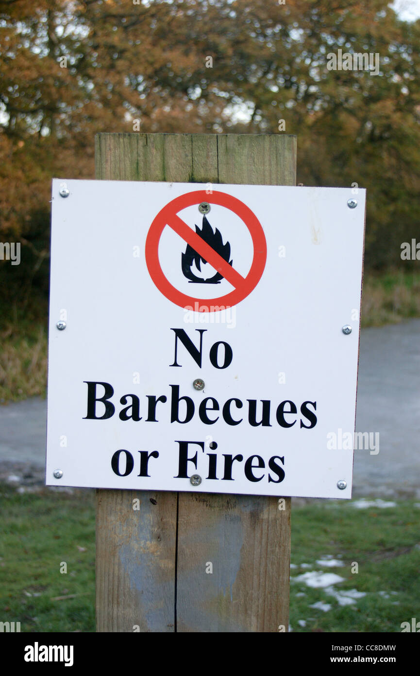 'No barbecues or fires' sign in Epping Forest, Essex, England Stock Photo