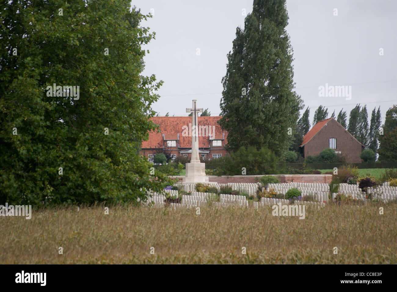 Cross of Sacrifice and war graves at a Commonwealth War Graves Commission cemetery near Ieper ( Ypres ), Belgium Stock Photo