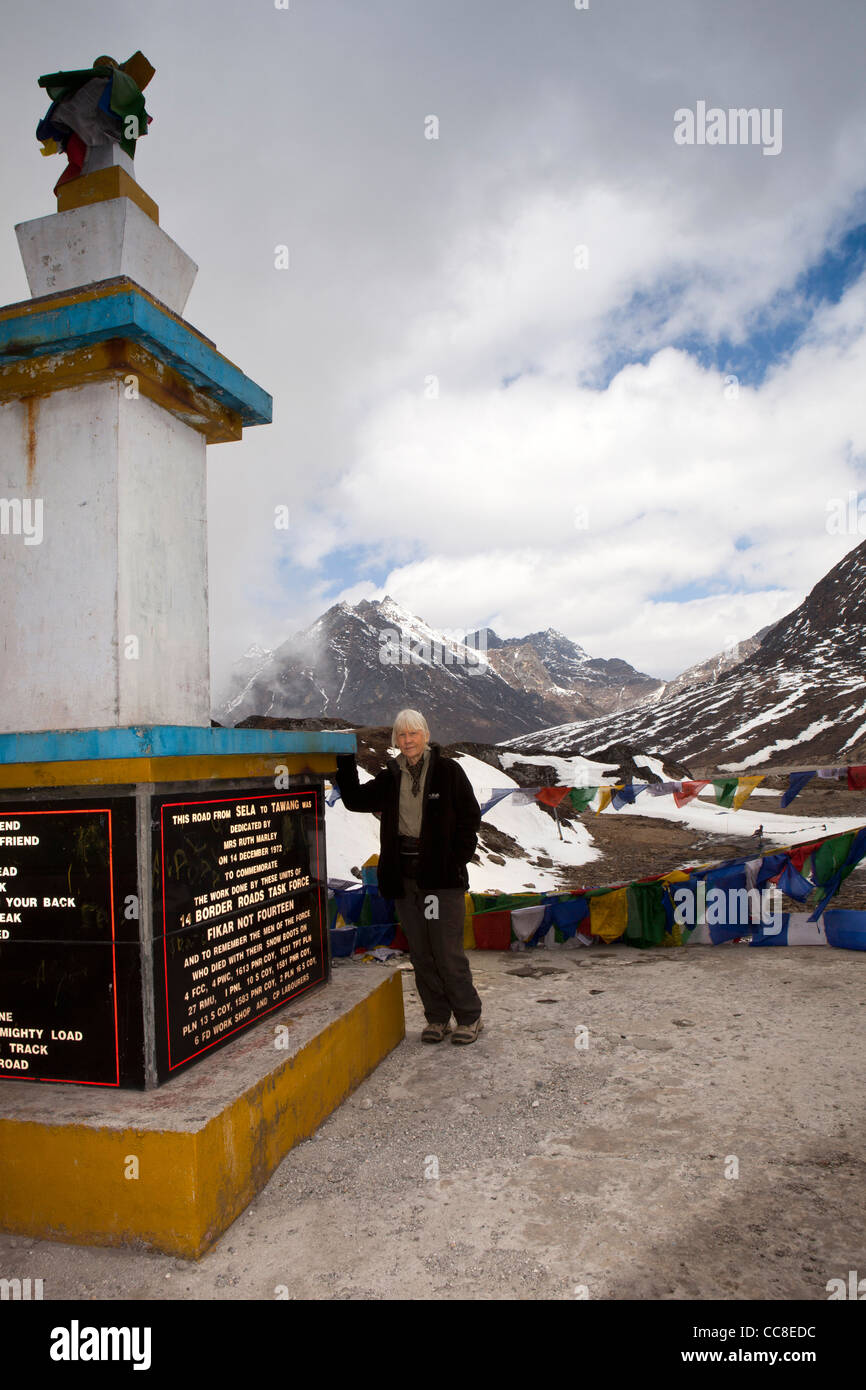 India, Arunachal Pradesh, Sela Pass, tourist at Border Roads Task Force Memorial on road to Tawang Stock Photo