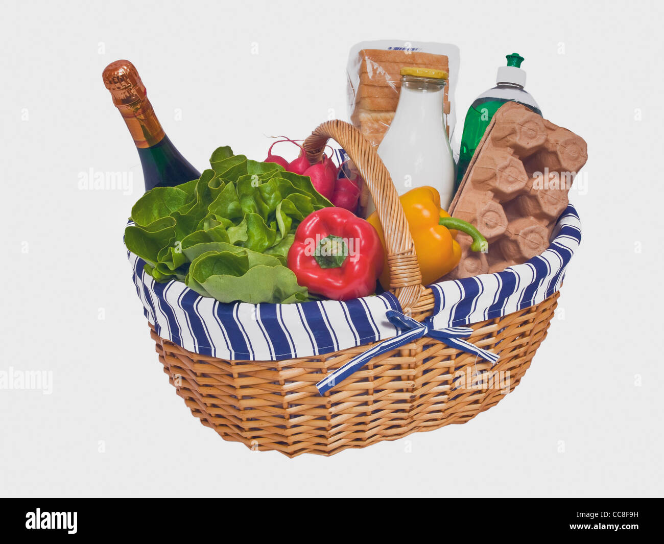 Detailansicht eines Weidenkorbes mit verschiedenen Lebensmitteln | Detail photo of a wicker basket, filled with foodstuffs Stock Photo