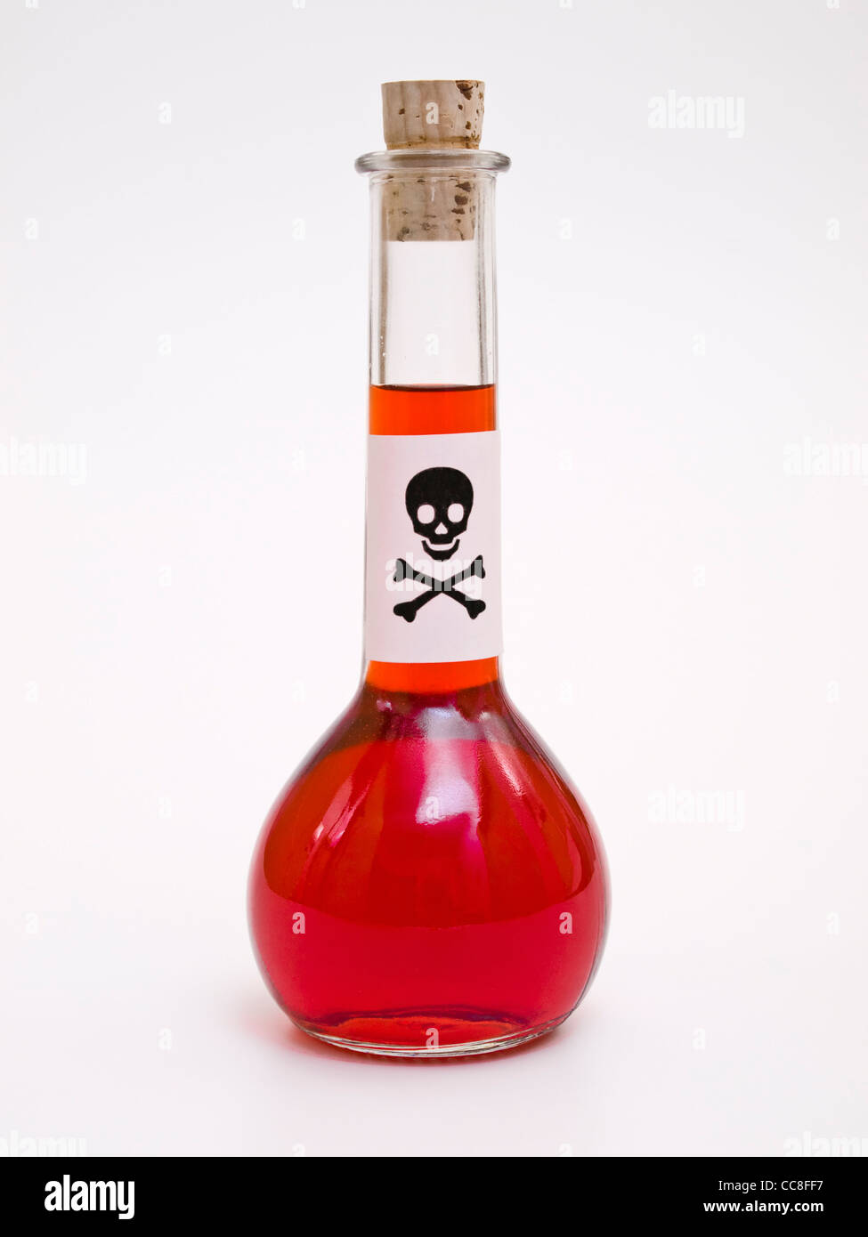 eine Flasche mit roter Flüssigkeit und einem Schild mit einem Totenkopf | a  bottle with red liquid and a death's-head label Stock Photo - Alamy