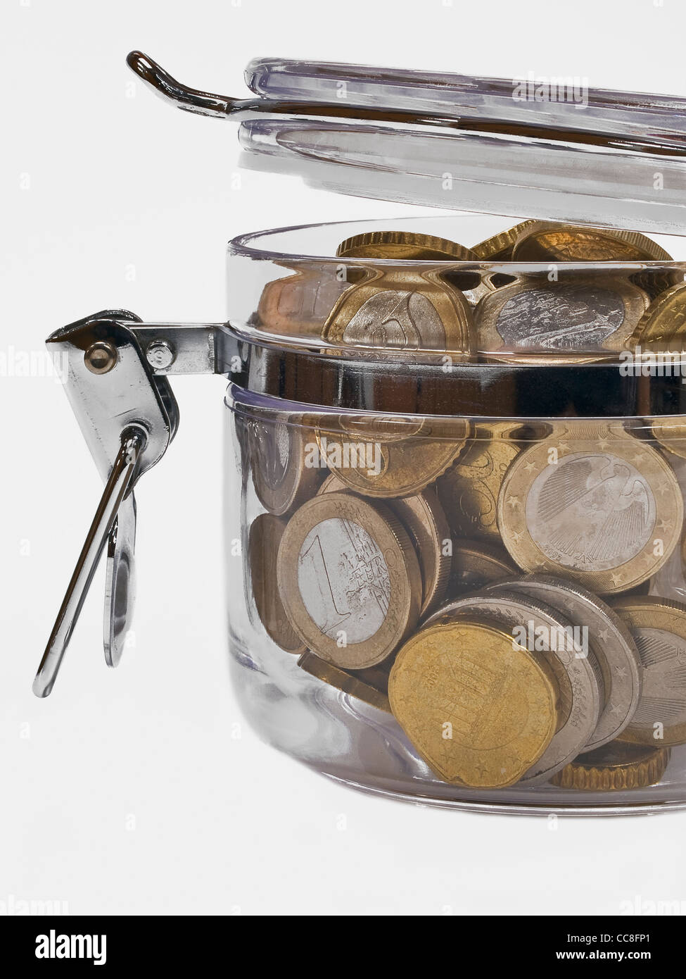 eine geöffnete Vorratsdose, gefüllt mit Euro-Münzen | a opened hoard box, Euro-Coins are inside Stock Photo