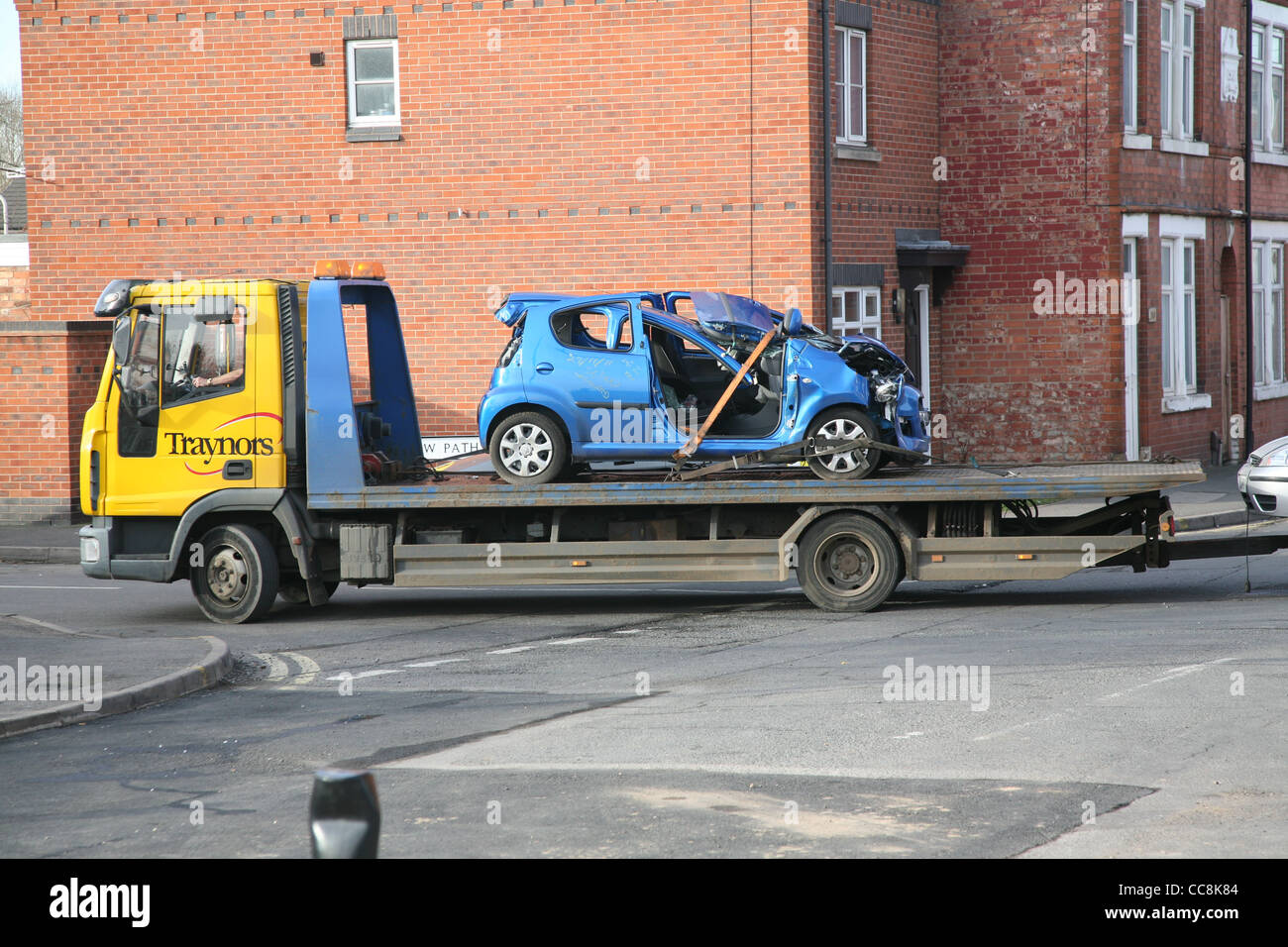 Accident car being towed away hires stock photography and images Alamy