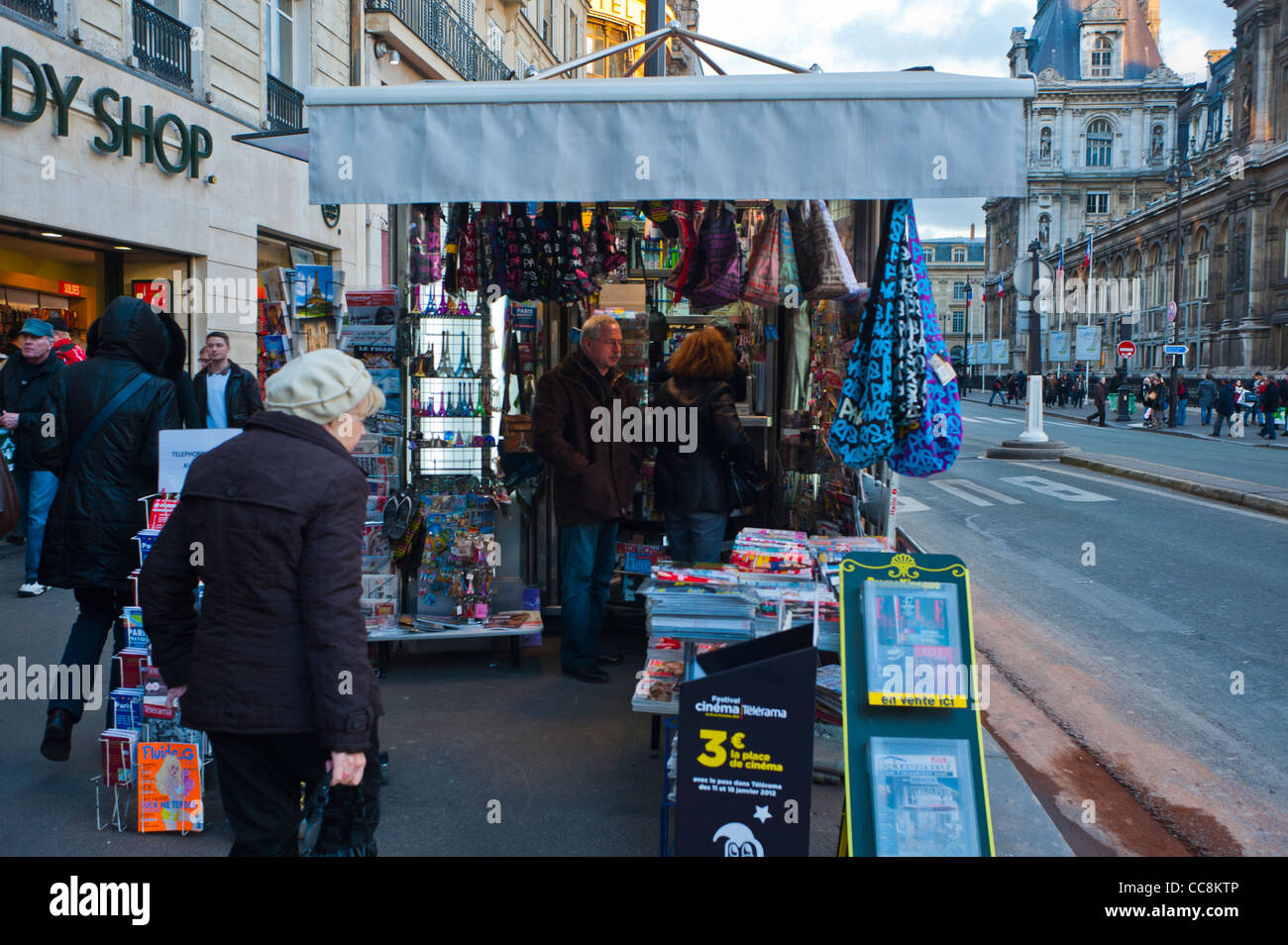 Paris, France, People Shopping Outside, French News Kiosk ('Rue de Rivoli') Street Sene, Small Business, kiosque à journaux Stock Photo